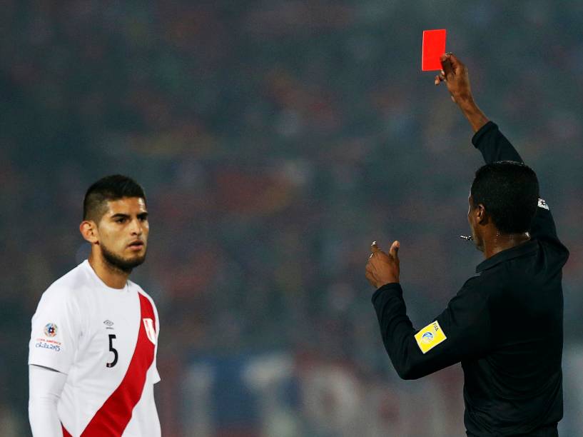 O peruano Carlos Zambrano é expulso na partida contra o Chile