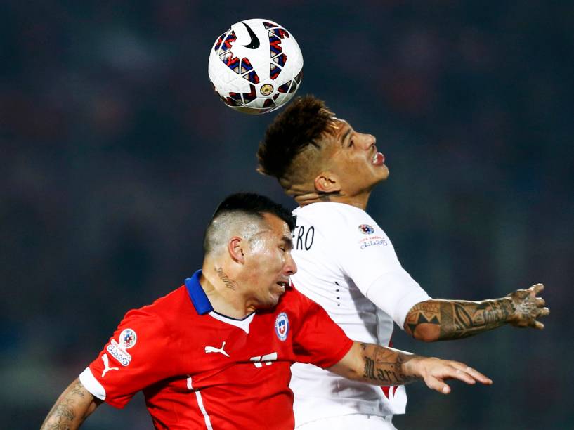 O peruano Paolo Guerrero divide pelo alto com o chileno Gary Medel na semifinal da Copa América
