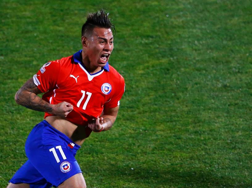 O atacante chileno Eduardo Vargas comemora o gol da vitória sobre o Peru na semifinal da Copa América
