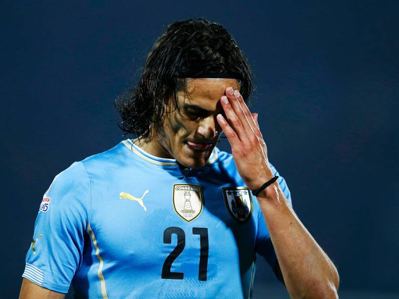 O atacante uruguai Edinson Cavani sai cabisbaixo após expulsão nas quartas de final contra o Chile
