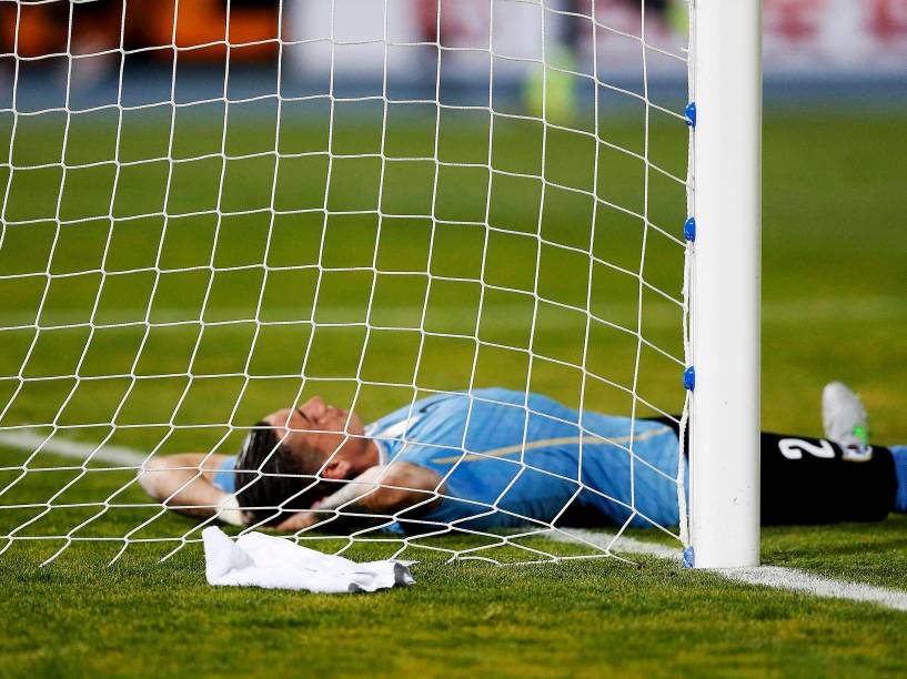 O uruguaio José Giménez lamenta o gol marcado pelo Chile nas quartas de final da Copa América