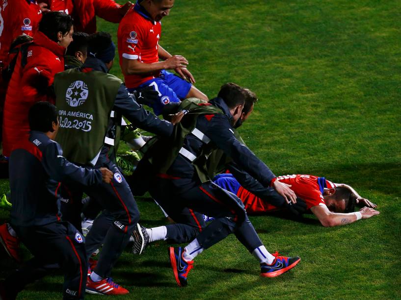 Jogadores chilenos comemoram o gol do zagueiro Isla na vitória sobre o Uruguai no Estádio Nacional em Santiago