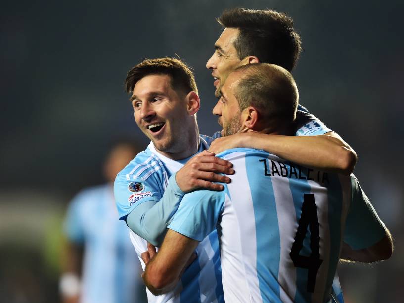 Lionel Messi comemora o gol de Javier Pastore na vitória da Argentina sobre o Paraguai pela semifinal da Copa América em Concepción, no Chile