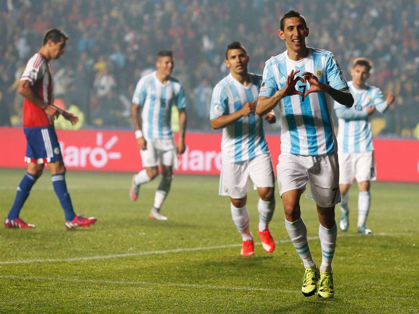 Ángel Di María comemora gol na goleada da Argentina sobre o Paraguai na semifinal da Copa América em Concepción, no Chile
