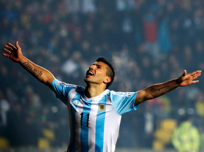 O atacante argentino Sergio Agüero comemora na goleada sobre o Paraguai pela semifinal da Copa América