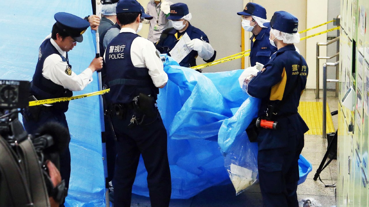 Corpo é encontrado em mala de viagem em uma estação de Tóquio, no Japão