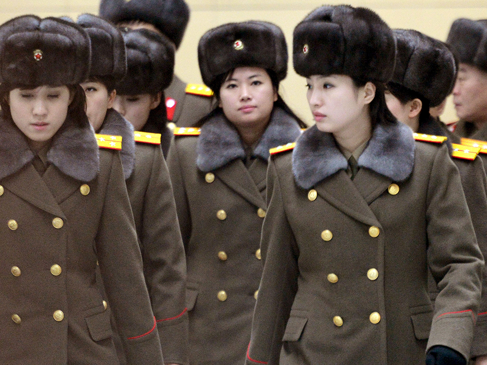 Membros da Banda Moranbong, da Coreia do Norte, após desembarque no aeroporto de Pequim