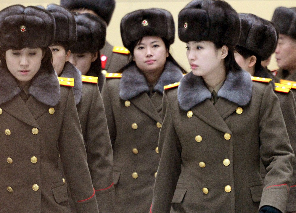 Membros da Banda Moranbong, da Coreia do Norte, após desembarque no aeroporto de Pequim