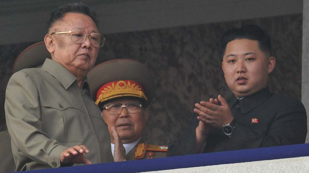 O ditador norte-coreano Kim Jong-il com seu filho Kim Jong-un, em imagem de 2010