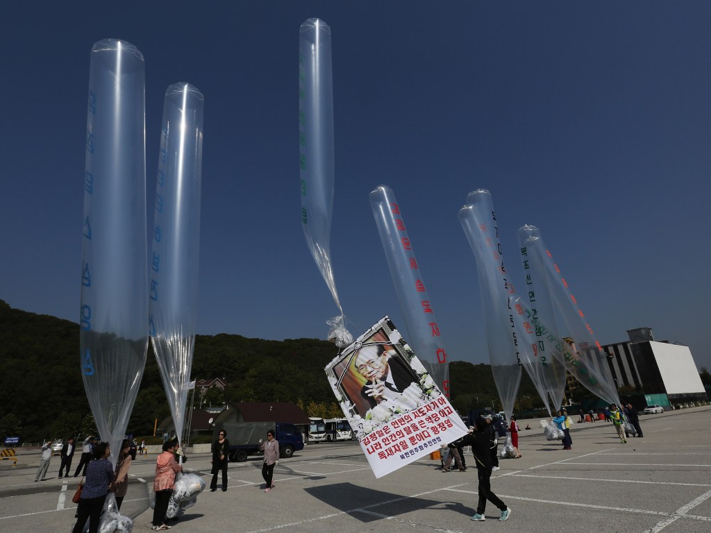 Ativistas sul-coreanos soltam balões que transportam panfletos anti-Coréia do Norte em um parque perto da fronteira, em Paju, ao norte de Seul