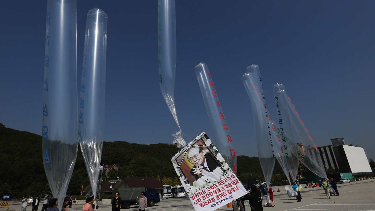 Ativistas sul-coreanos soltam balões que transportam panfletos anti-Coréia do Norte em um parque perto da fronteira, em Paju, ao norte de Seul