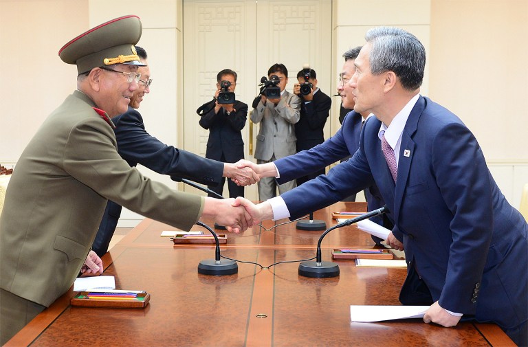 Representantes das Coreias do Norte e do Sul apertam as mãos depois de firmar acordo em reunião na vila de Panmunjom, na zona desmilitarizada