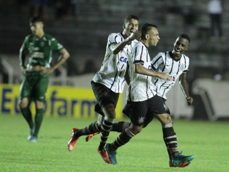 Renato Augusto (à dir.) e Vágner Love marcaram duas vezes cada um na vitória corintiana