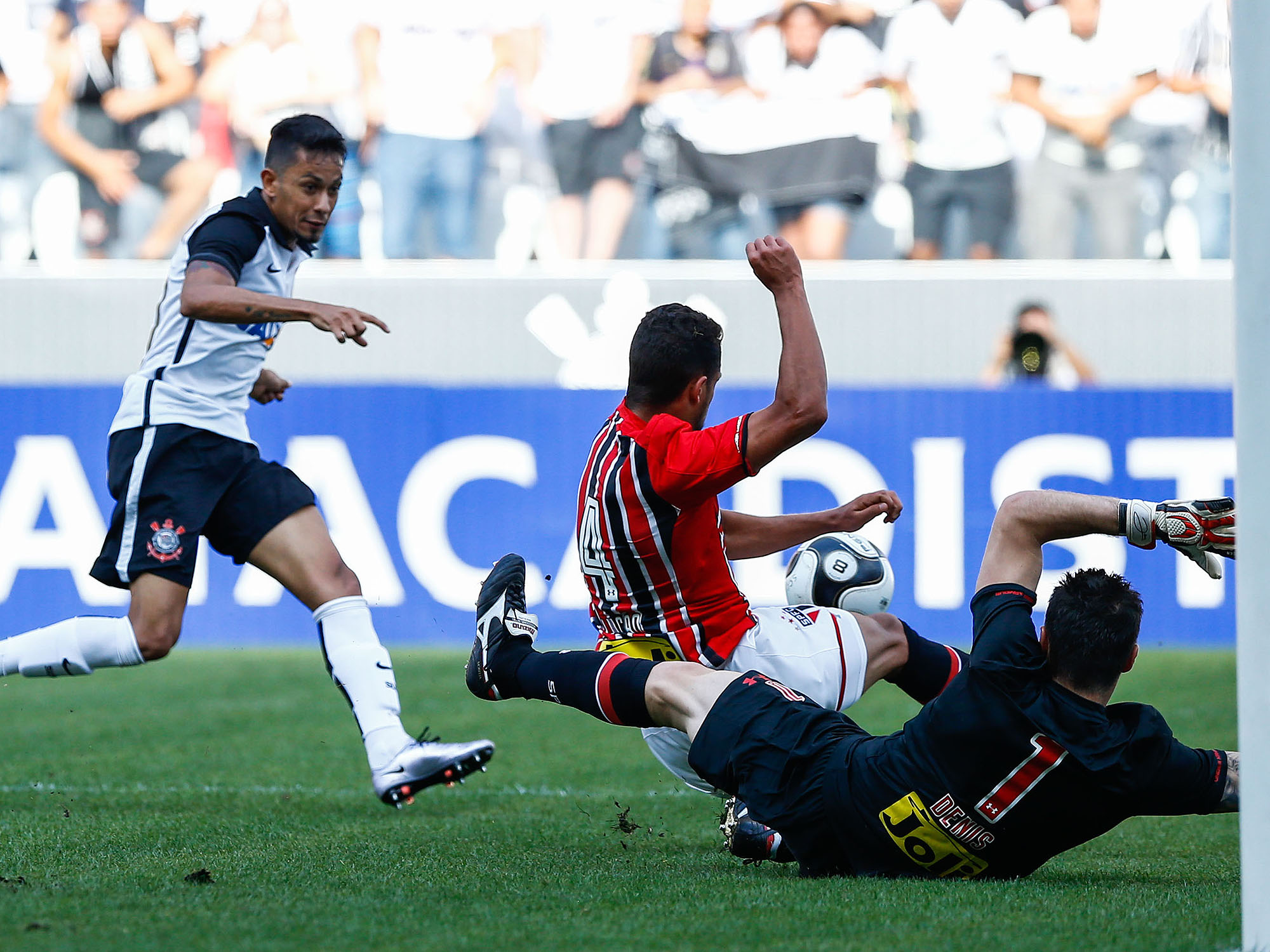 Após trapalhada dupla do zagueiro são-paulino Lucão, o atacante Lucca, do Corinthians, não teve dificuldade para abrir o placar