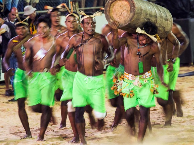 Índios da etnia Canela participam da corrida de tora durante os Jogos Mundiais dos Povos Indígenas