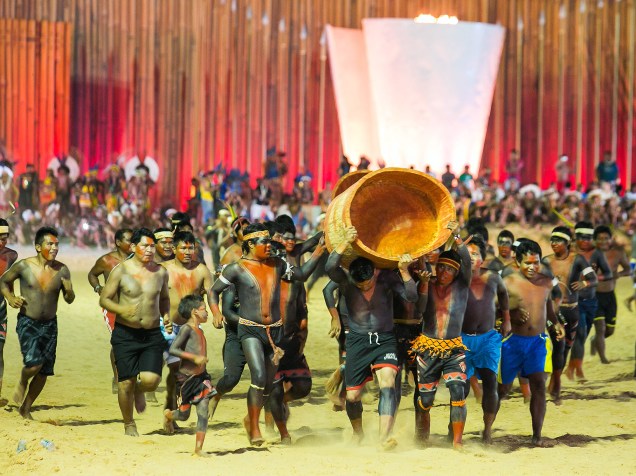 Corrida de tora na arena dos Jogos Mundiais dos Povos Indígenas, em Palmas, Tocantins