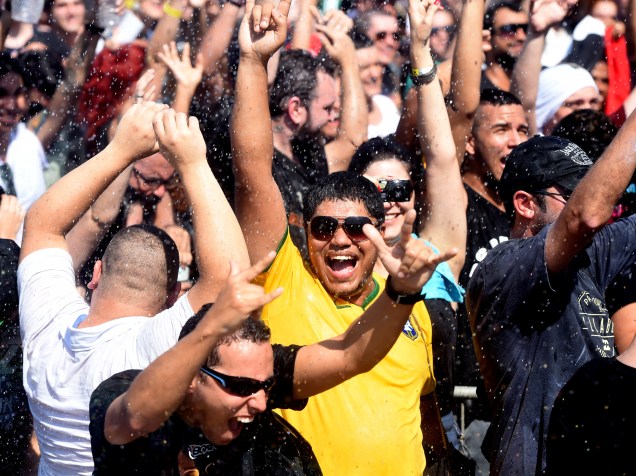 Bombeiros refrescam o público com jato dágua durante o quarto dia de shows do Rock in Rio, na Cidade do Rock, na zona oeste do Rio de Janeiro, nesta quinta-feira (24)