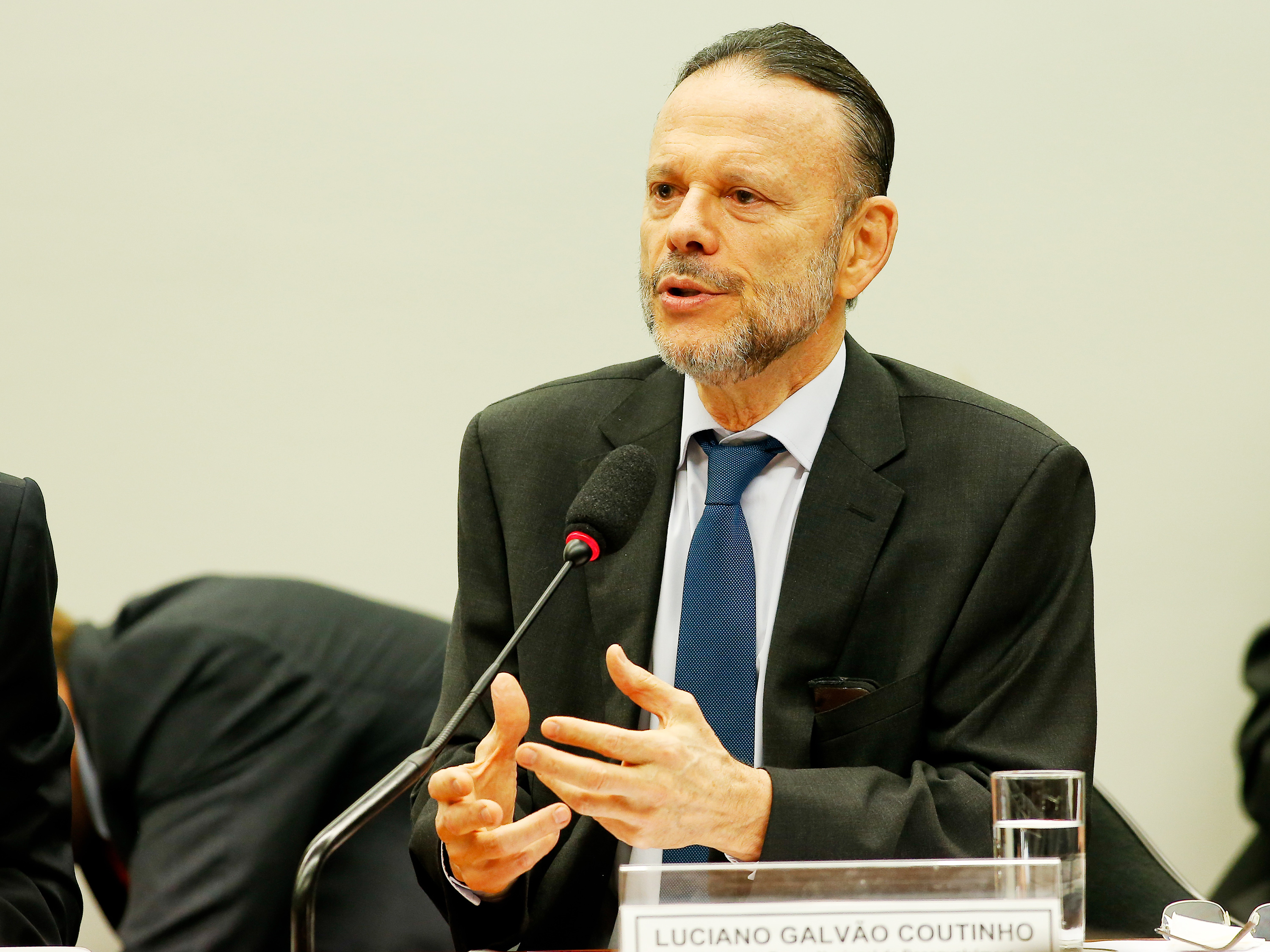 O ex-presidente do BNDES, Luciano Coutinho, presta depoimento à CPI da Petrobras Nesta quinta-feira (16)