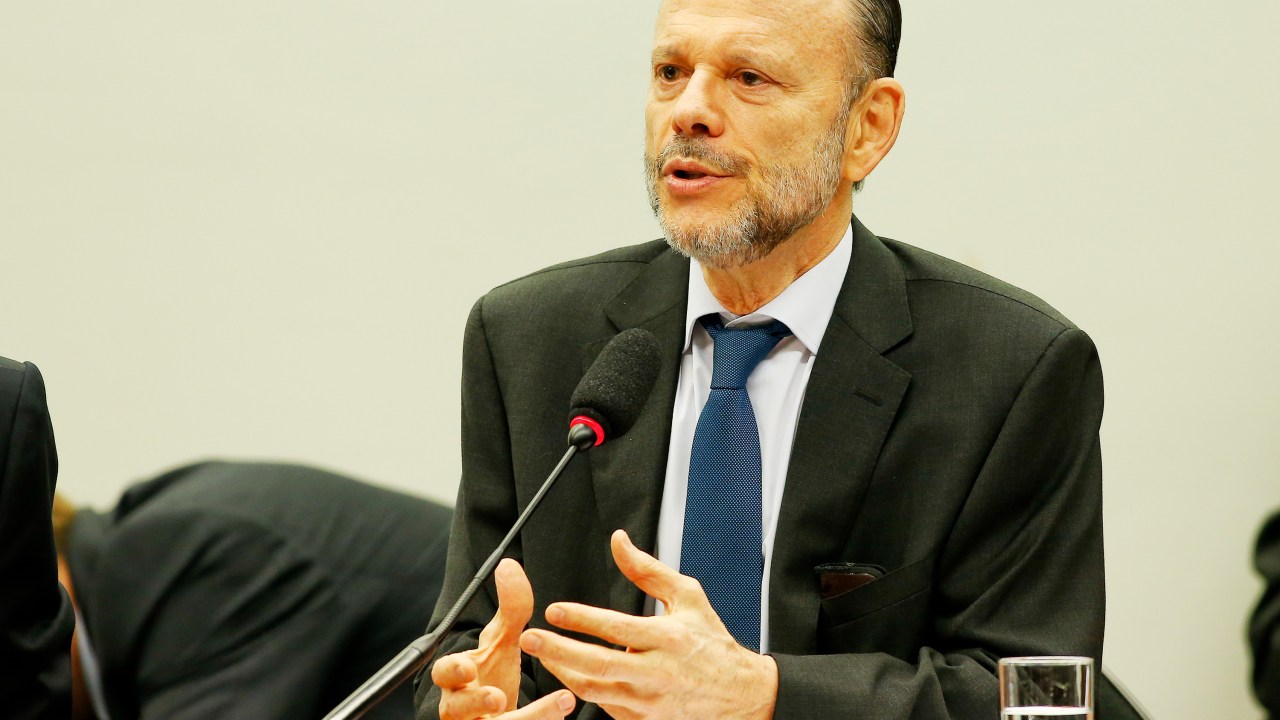 O ex-presidente do BNDES, Luciano Coutinho, presta depoimento à CPI da Petrobras Nesta quinta-feira (16)