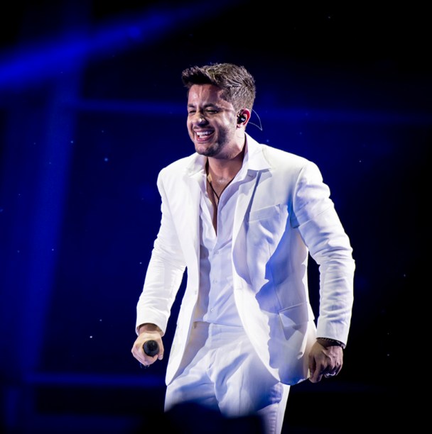 Foto: Familiares, amigos e fãs se despedem de Cristiano Araújo e da  namorada do cantor, Allana Moraes, no Centro Cultural Oscar Niemeyer, em  Goiânia, nesta quinta-feira, 25 de junho de 2015 - Purepeople