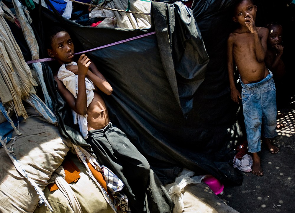 Crianças em orfanato aguardam para receber refeição diária, no Haiti. A Unicef estima que há pelo menos meio milhão de pessoas nesta mesma condição