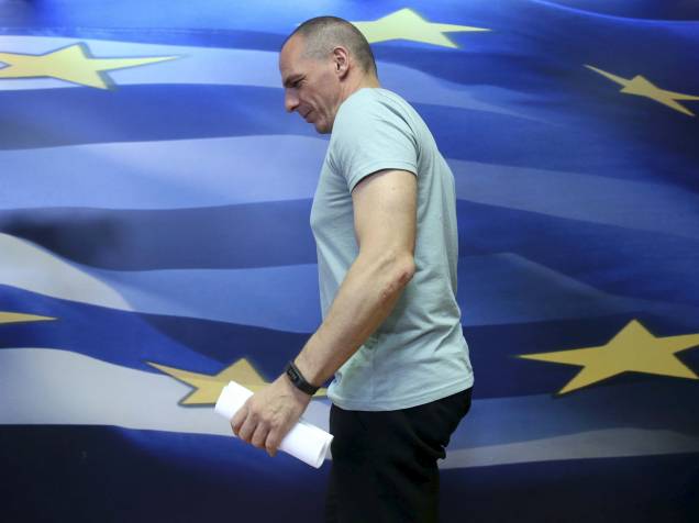 Yanis Varousfakis chega para uma conferência em Atenas. O ex-ministro das finanças da Grécia renunciou ao cargo após a vitória do "Não" às propostas dos credores