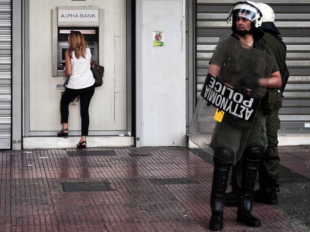 Pesquisa divulgada nesta sexta-feira (3) na Grécia aponta uma ampla maioria a favor do euro