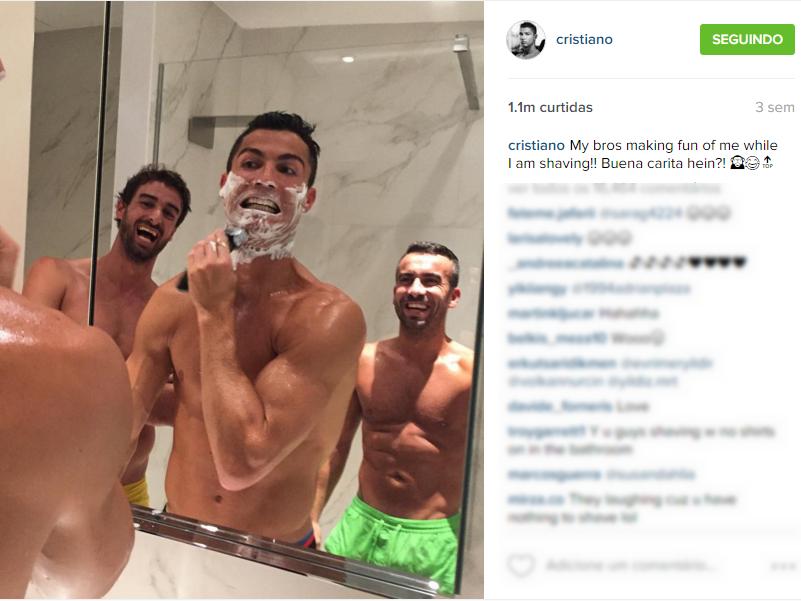 Cristiano Ronaldo fez a barba com os amigos e postou no Instagram