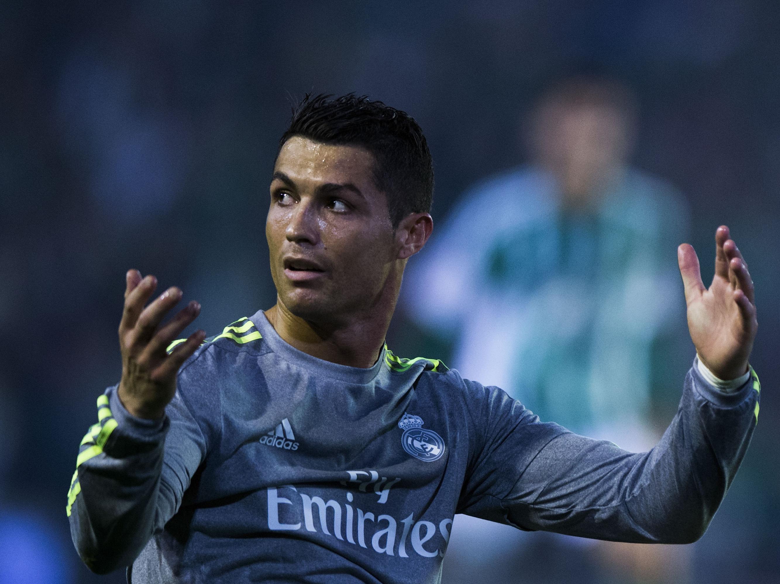 Cristiano Ronaldo reclama no empate em 1 a 1 com o Betis, em Sevilha