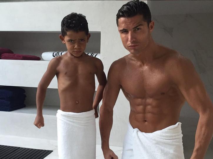 Cristiano Ronaldo e seu filho, Cristiano Jr., posam de toalha na casa do jogador