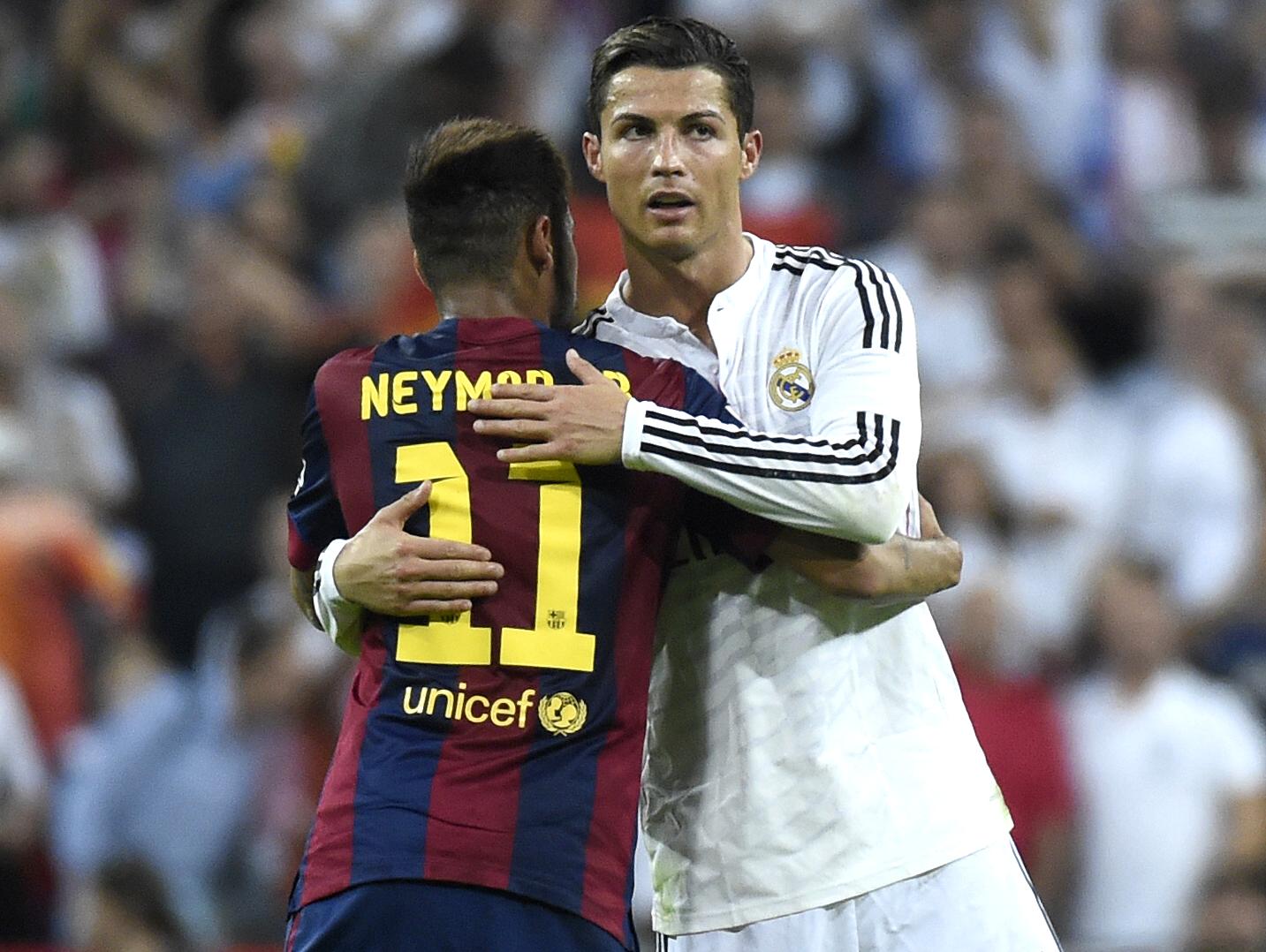 Cristiano Ronaldo e Neymar se abraçam durante clássico em 2015