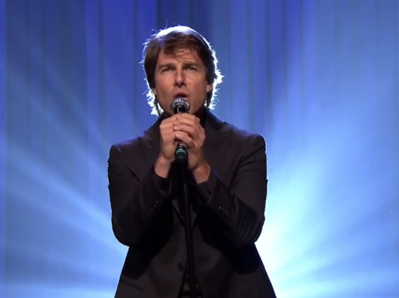 Tom Cruise canta no programa The Tonight Show Starring Jimmy Fallon