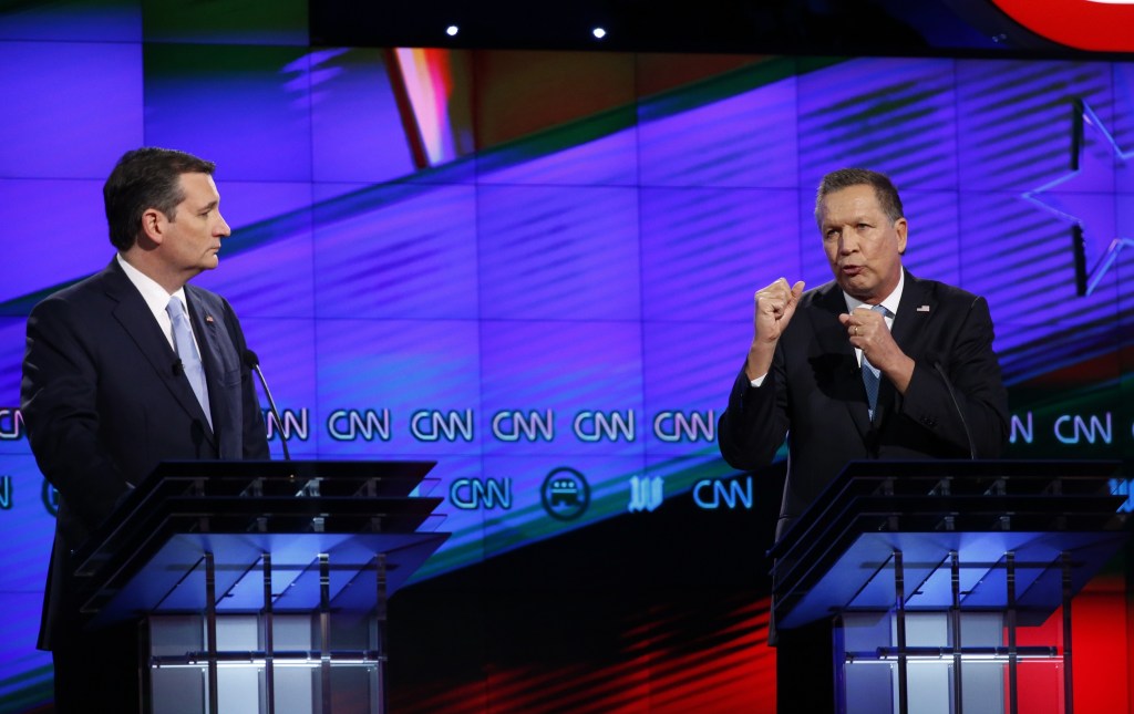 Os pré-candidatos republicanos à presidência dos Estados Unidos Ted Cruz, senado do Texas, e John Kasich, governador de Ohio, durante debate promovido pela 'CNN' em março de 2016