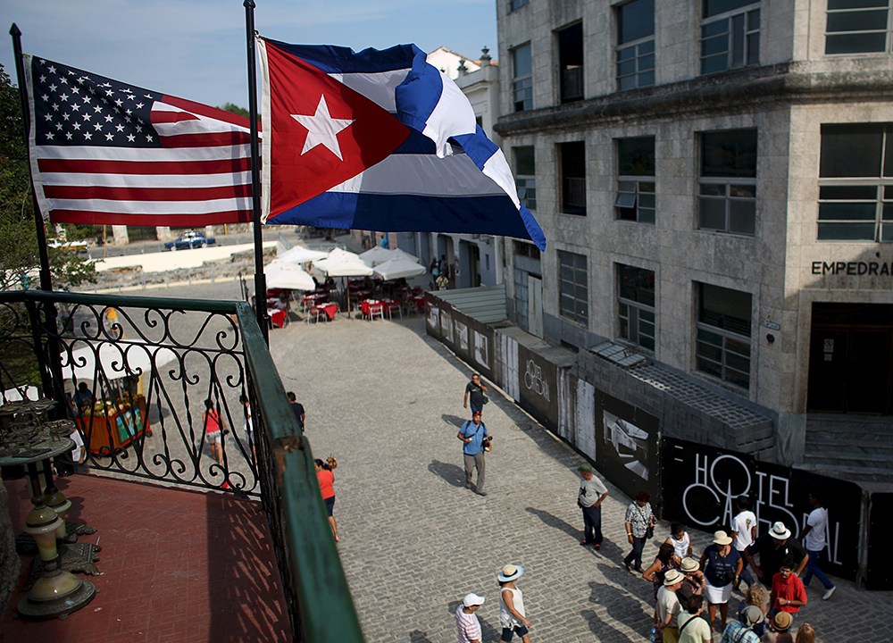 Bandeiras de Cuba e dos Estados Unidos são hasteadas em um restaurante no centro de Cuba. O país se prepara para receber o presidente americano Barack Obama