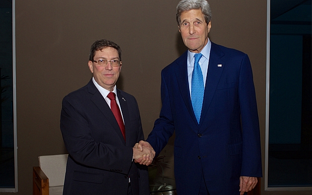 Aperto de mãos: o chanceler cubano Bruno Rodríguez e o secretário de Estado americano John Kerry
