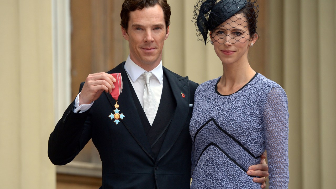 O ator britânico Benedict Cumberbatch com sua esposa, Sophie Hunter, após receber CBE (Comandante da Ordem do Império Britânico), da Rainha Elizabeth II