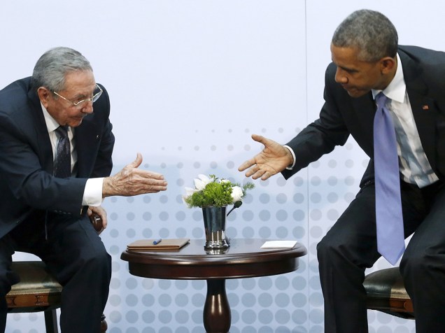 Raúl Castro e Barack Obama se encontram na Cúpula das Américas, no Panamá - 11/04/2015