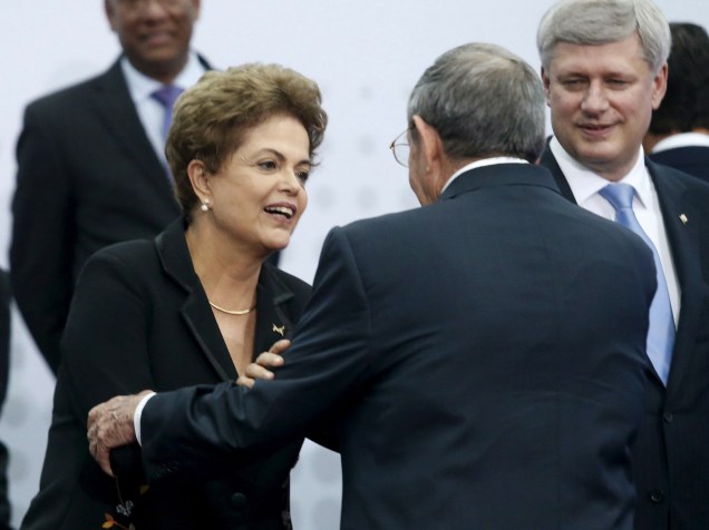 Dilma Rousseff conversa com Raúl Castro durante a Cúpula das Américas, no Panamá
