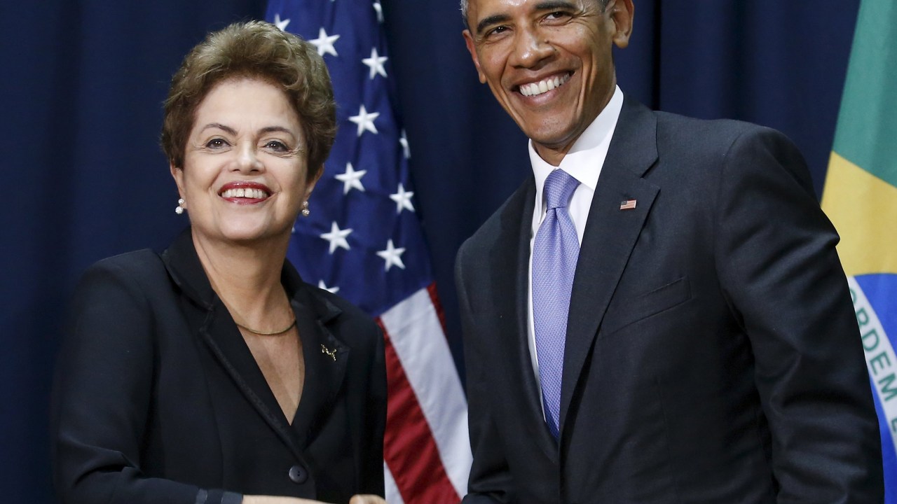 Barack Obama e Dilma Rousseff se cumprimentam durante a Cúpula das Americas, no Panamá