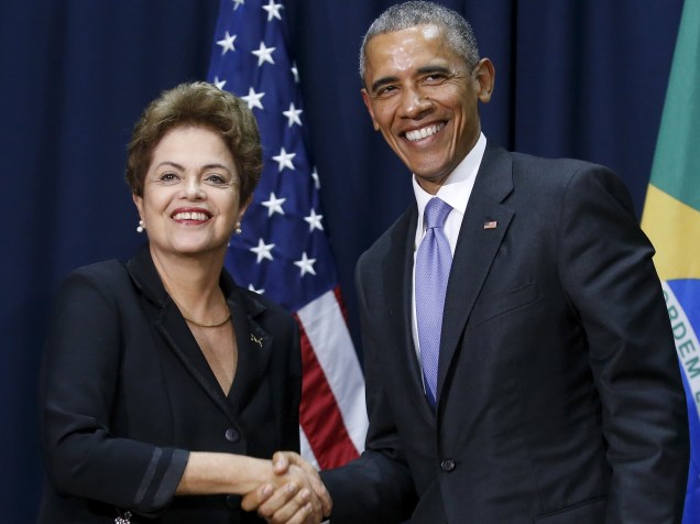 Barack Obama e Dilma Rousseff se cumprimentam durante a Cúpula das Americas, no Panamá