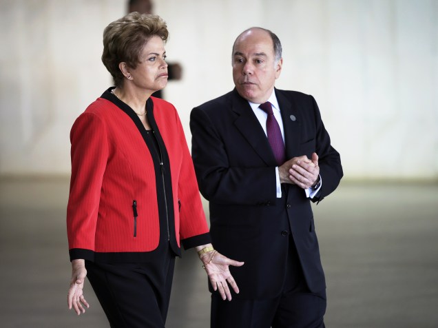 A presidente Dilma Rousseff recebe os presidentes dos países do Mercosul ao lado do ministro de Relações Exteriores, Mauro Vieira, na 48º Cúpula do Mercosul, nesta sexta-feira (17), em Brasília (DF)