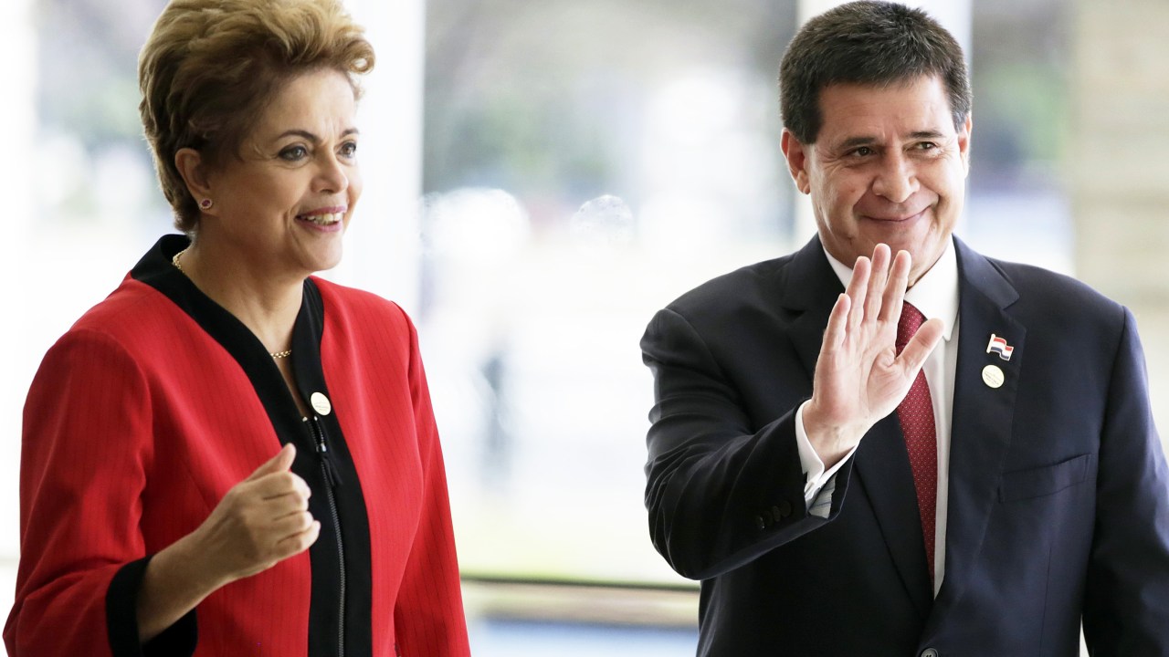 A presidente Dilma Rousseff e o presidente do Paraguai, Horacio Cartes, acenam para fotógrafos durante a cerimônia de boas-vindas da Cúpula do Mercosul, no Palácio do Itamaraty, Brasília
