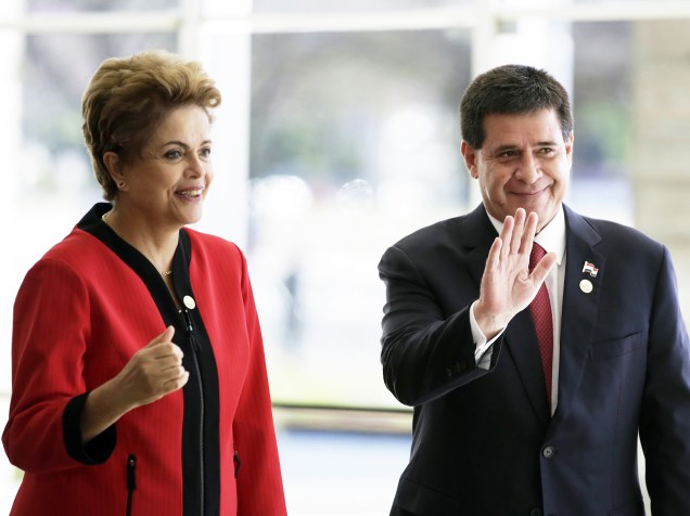 A presidente Dilma Rousseff e o presidente do Paraguai, Horacio Cartes, acenam para fotógrafos durante a cerimônia de boas-vindas da Cúpula do Mercosul, no Palácio do Itamaraty, Brasília