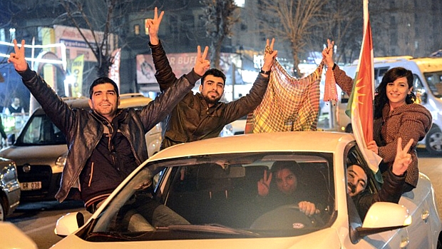 Na Turquia, curdos festejam vitória sobre o Estado Islâmico