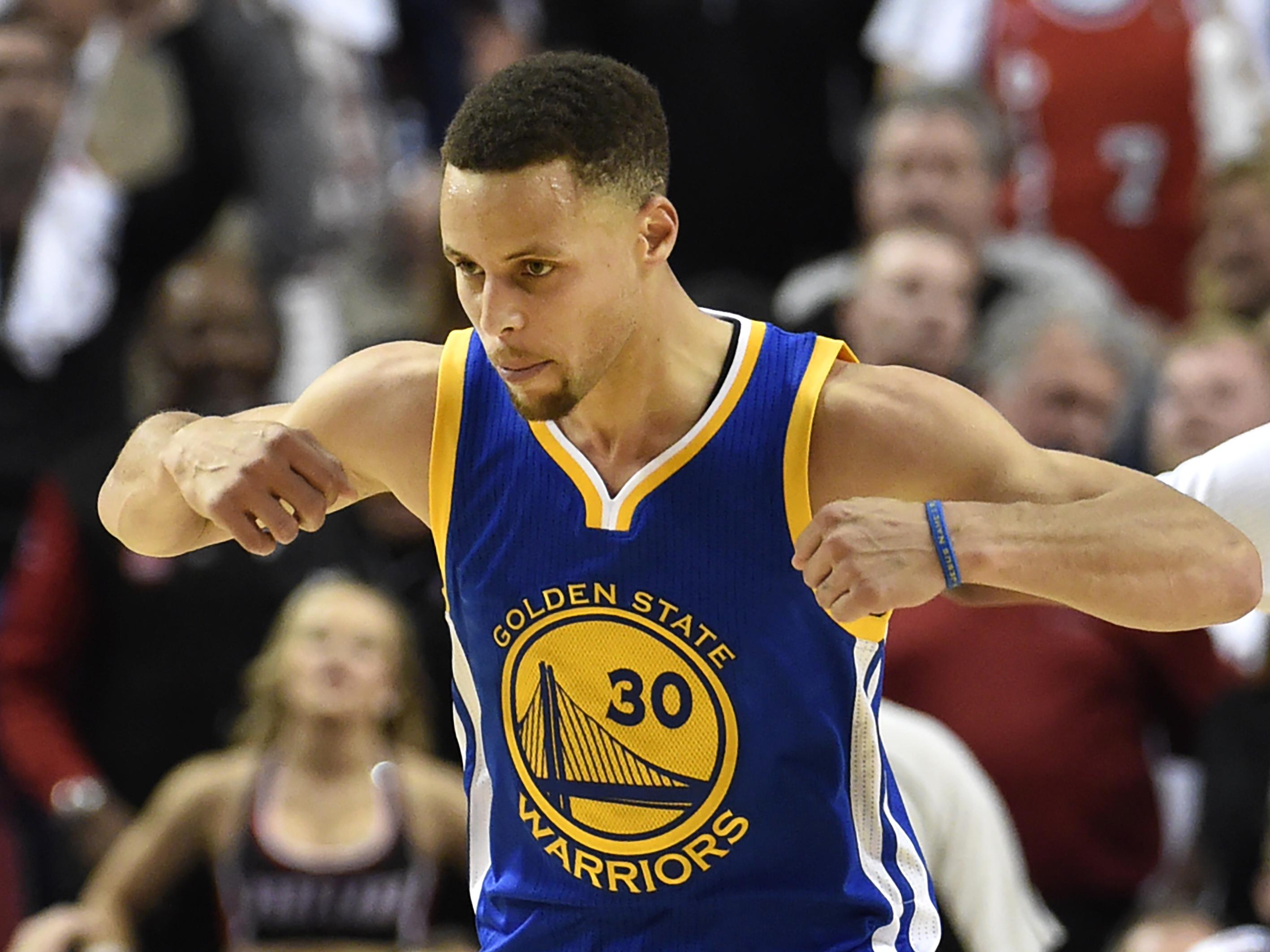 Stephen Curry, do Golden State Warriors, celebra na partida diante do Portland Trail Blazers
