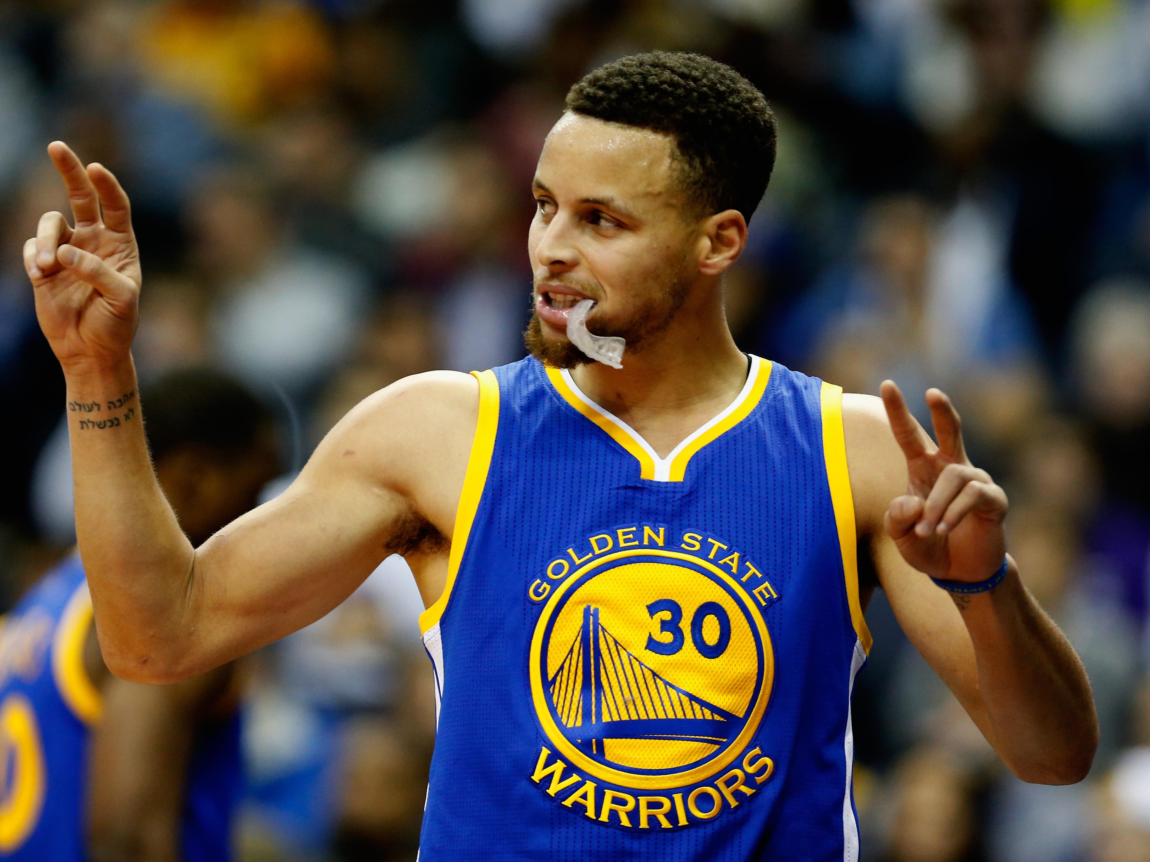 Stephen Curry, do Golden State Warriors, durante seu hábito de morder o protetor bucal