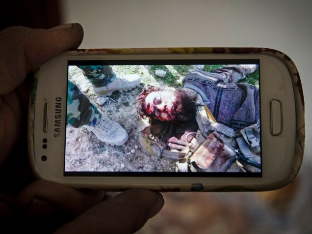 Soldados curdos compartilham fotos de jihadistas mortos do Estado Islâmico como troféus de guerra