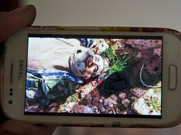 Soldados curdos compartilham fotos de jihadistas mortos do Estado Islâmico como troféus de guerra