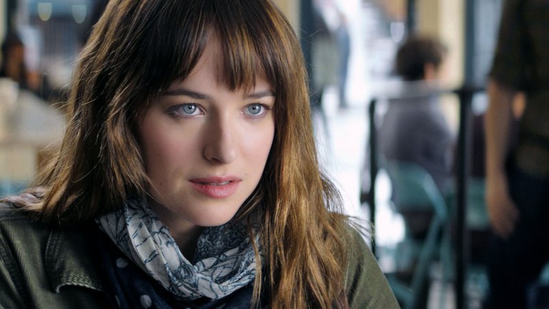 Anastasia Steele (Dakota Johnson) em cena do novo trailer de Cinquenta Tons de Cinza