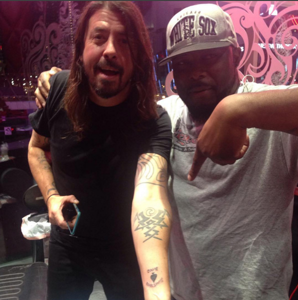 Dave Grohl mostra a tatuagem que fez em homenagem ao baixista Lemmy Kilminster